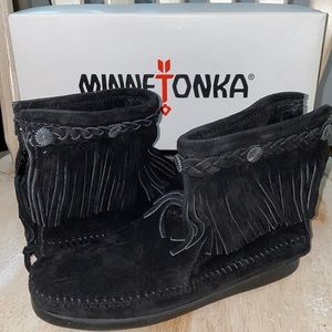 AUTH NIB MINNETONKA Hi-Top Back Zip Boot Black